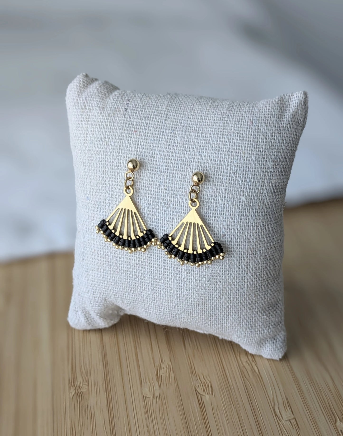 Boucles Lola perles noires tissées sur éventail doré