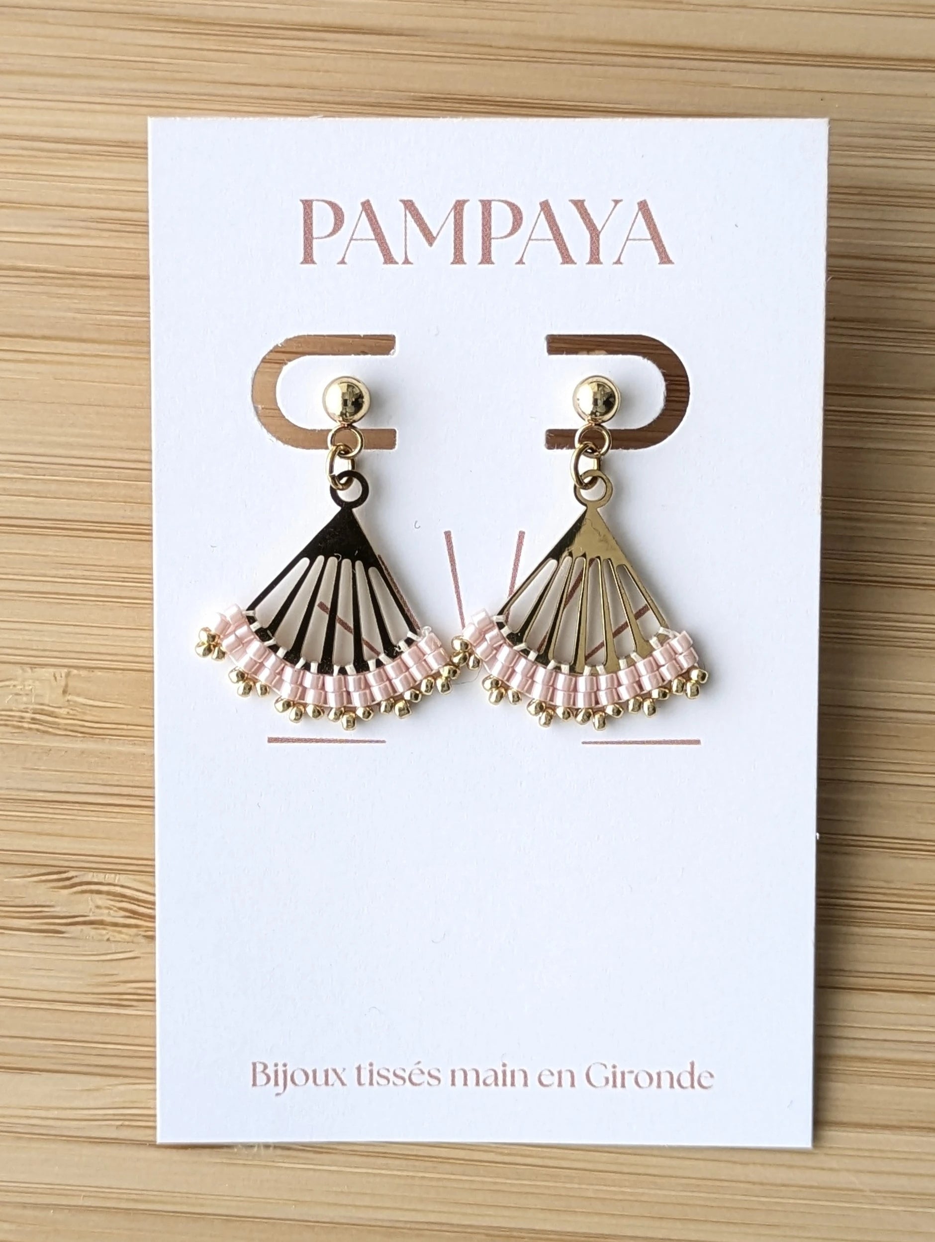 Boucles roses Lola sur carton "Pampaya- Bijoux tissés main en Gironde"