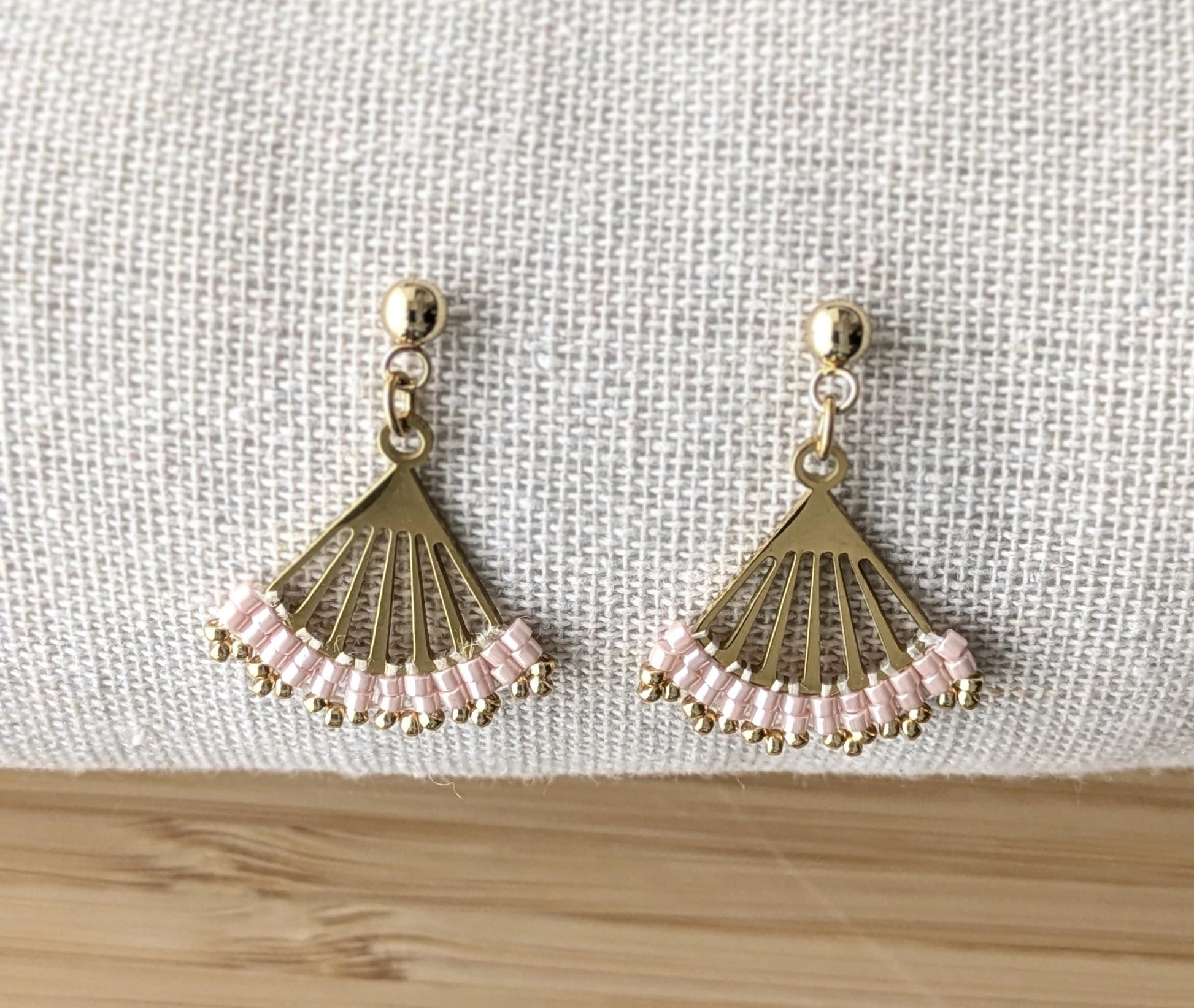 Vue détaillée du tissage des boucles Lola en perles roses.