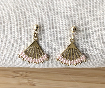 Vue détaillée du tissage des boucles Lola en perles roses.
