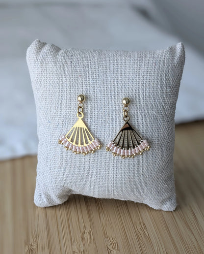Boucles en perles tissées roses sur coussin de présentation-  