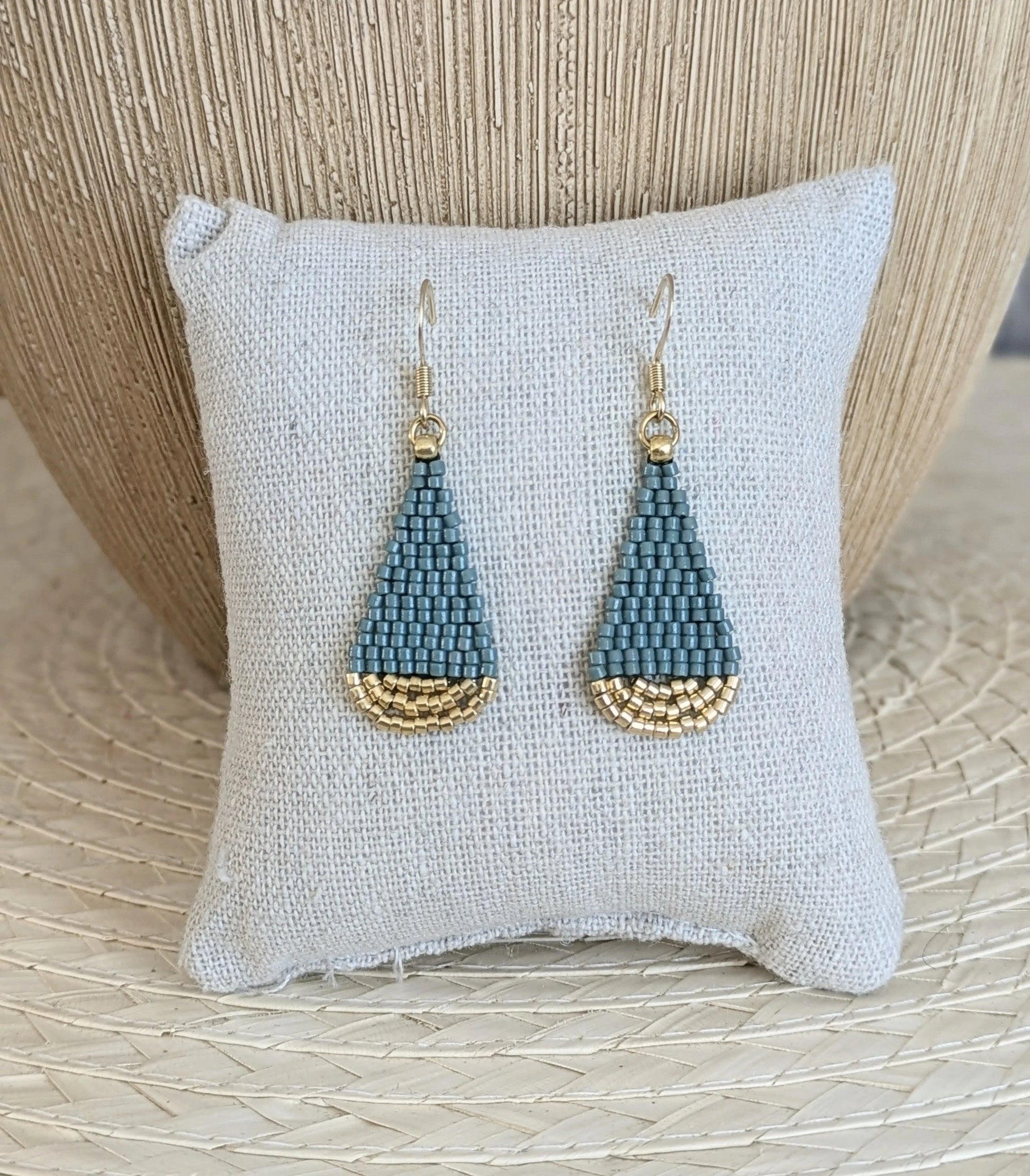 Boucles goutte perles bleu vert et dorées - Vue de face