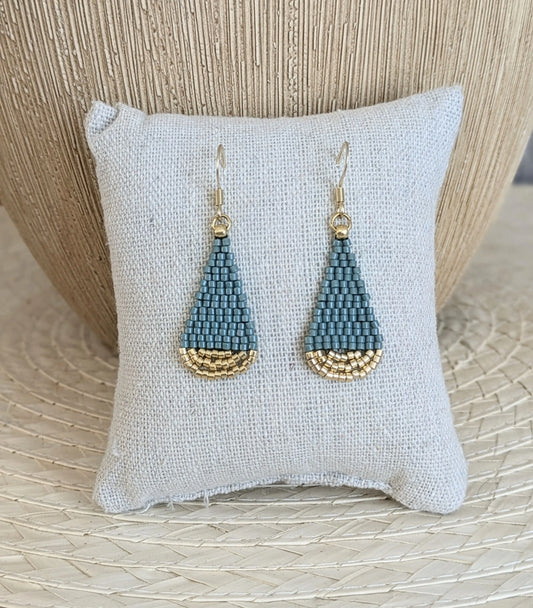 Boucles goutte perles bleu vert et dorées - Vue de face