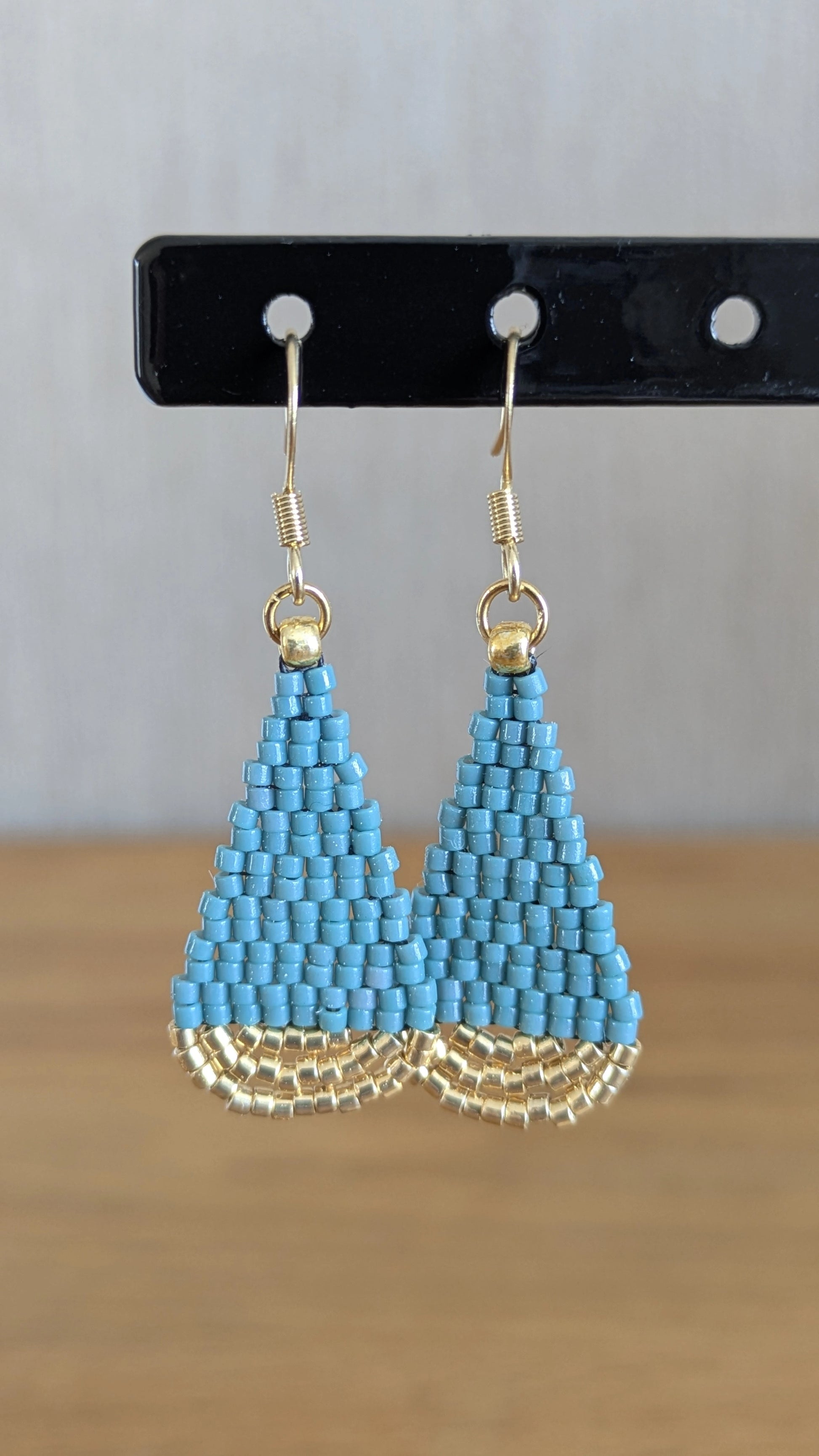 Boucles en perles tissées bleu vert sur présentoir bijoux- Vue détaillée du tissage