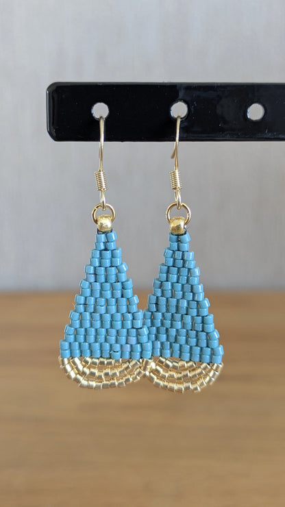 Boucles en perles tissées bleu vert sur présentoir bijoux- Vue détaillée du tissage