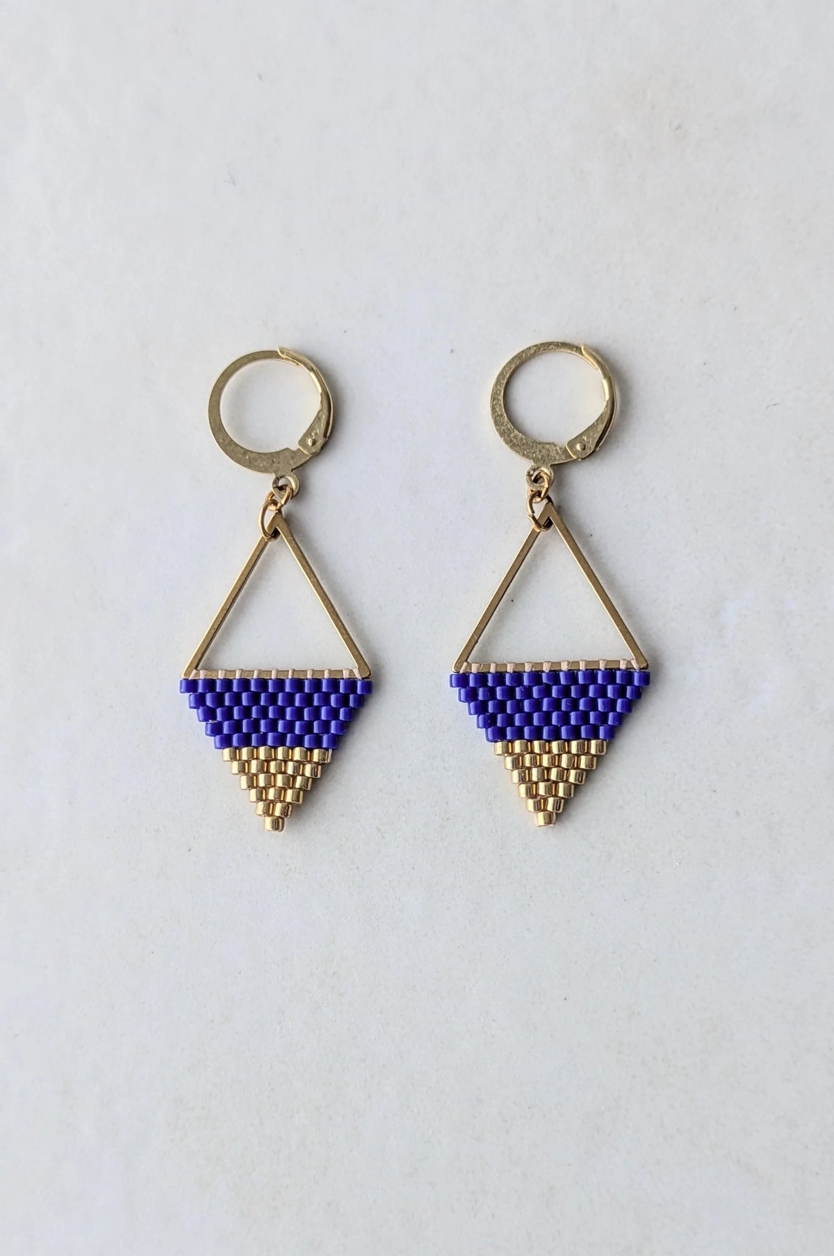 Boucles tissées sur pendentif triangle en perles bleu cobalt- Vue de haut