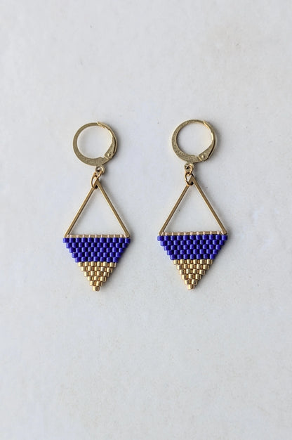 Boucles tissées sur pendentif triangle en perles bleu cobalt- Vue de haut