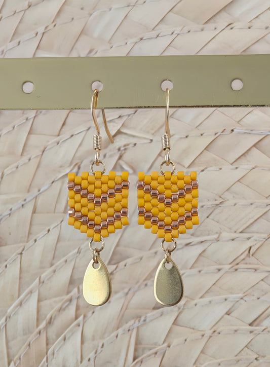 Gros plan sur boucles tissage peyote de perles jaunes et cuivrées