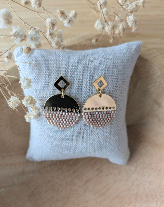 Boucles d'oreilles rondes tissées main en perles beige rosé sur un coussin.Décor bohème