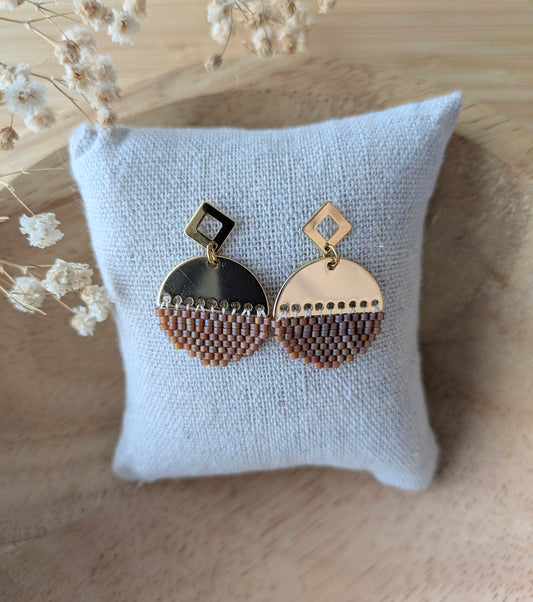 Boucles en perles rouges tissées sur connecteur doré présentées sur coussin- Décor bohème