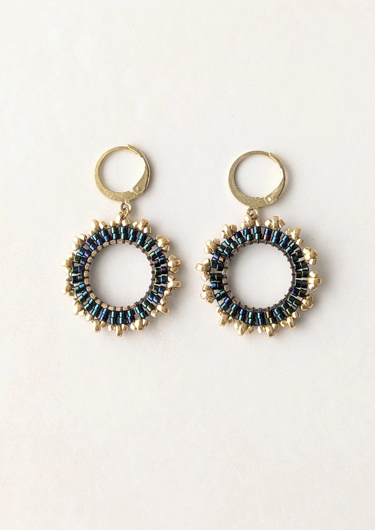 Boucles PAOLA dark blue iris présentées sur fond blanc