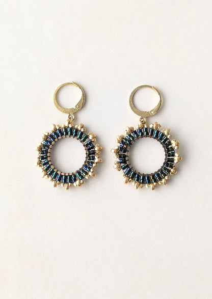 Boucles PAOLA dark blue iris présentées sur fond blanc