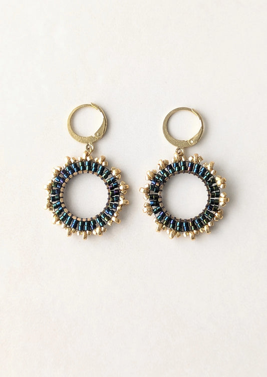 Boucles PAOLA dark blue iris présentées sur fond blanc