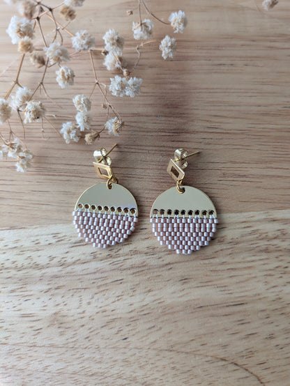 Vue de haut des boucles LUNA en tissage brickstitch présentées à plat sur du bois