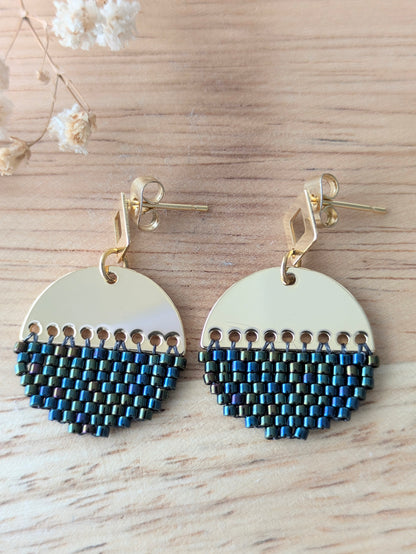 Vue détaillée des boucles en tissage brickstitch sur connecteur demi-lune. Couleur bleu et vert avec des reflets irisés.
