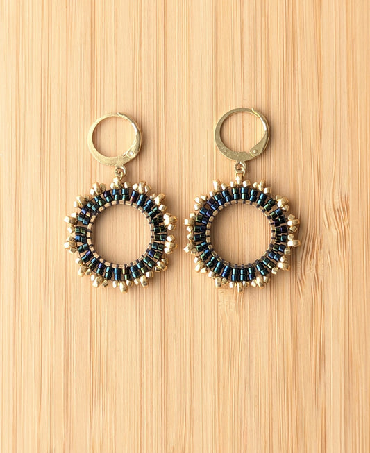 Boucles en perles tissées aux reflets bleus verts sur bois