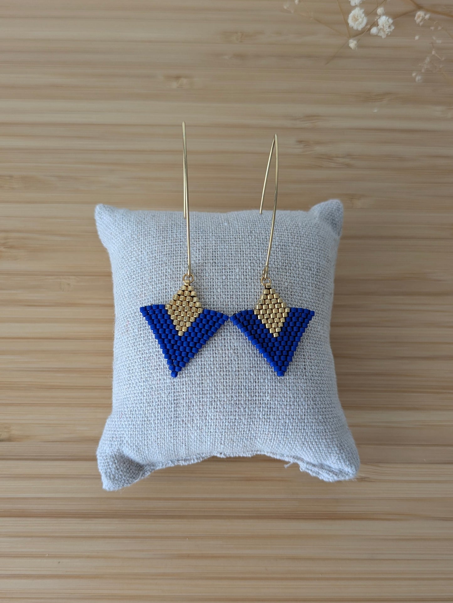 Boucles d'oreilles graphiques en perles bleues et dorées tissées main - Pampaya