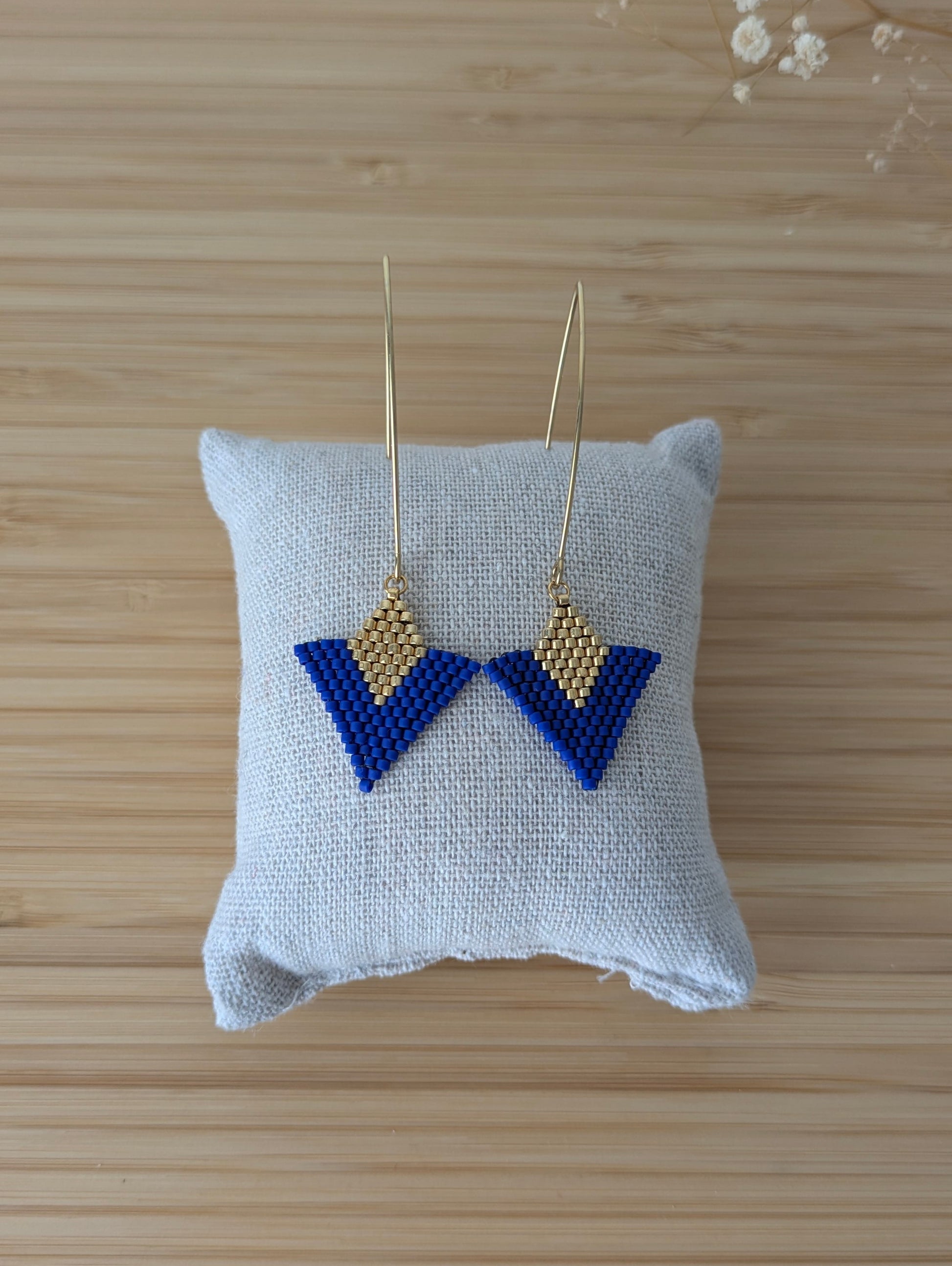 Boucles d'oreilles graphiques en perles bleues et dorées tissées main - Pampaya