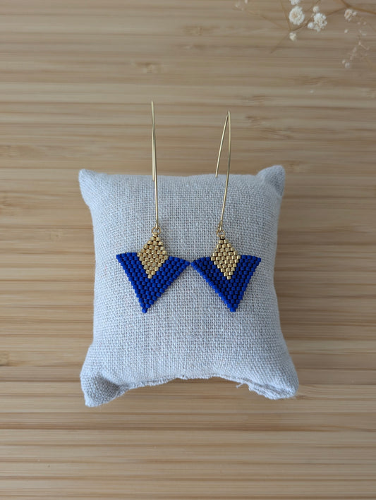 Boucles d'oreilles graphiques en perles bleues et dorées tissées main - Pampaya