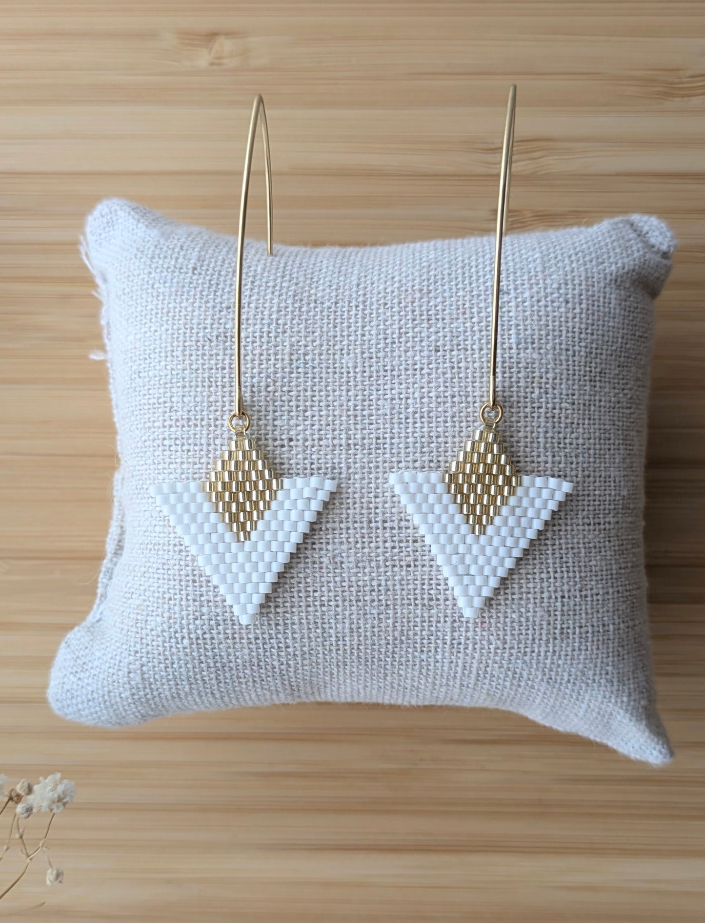 Boucles d'oreilles dorées avec tissage en perles Miyuki blanches - Bijou artisanal français léger et raffiné