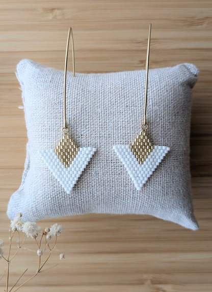 Grandes dormeuses dorées avec tissage graphique en perles Miyuki blanches - Création artisanale française Pampaya