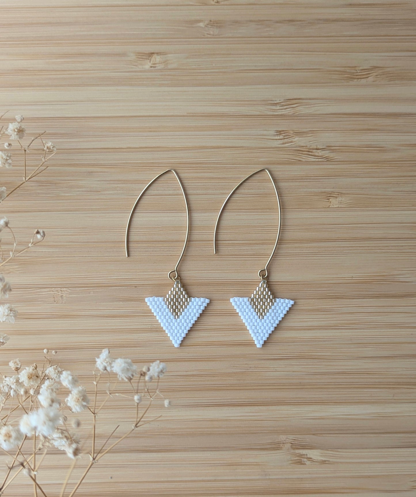 Boucles d'oreilles graphiques en perles Miyuki blanches - Gros plan du tissage brickstitch fait-main