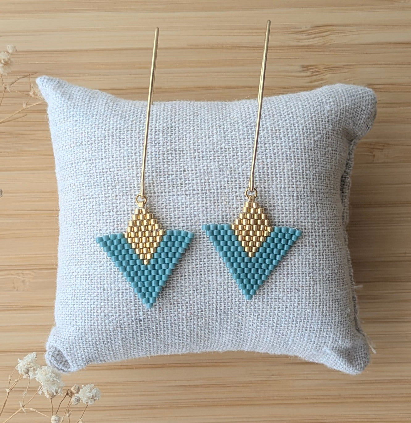 Grandes dormeuses dorées avec tissage graphique en perles Miyuki bleu-vert - Création artisanale française Pampaya