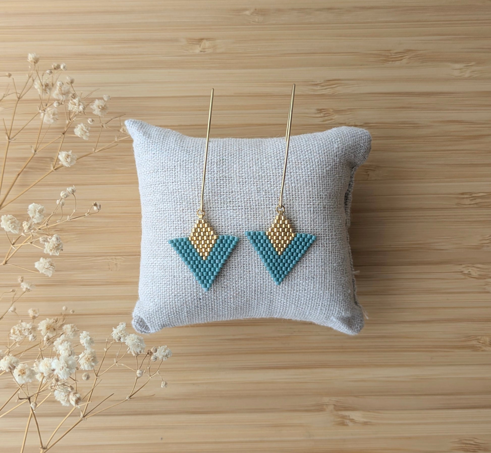 Boucles d'oreilles dorées avec tissage en perles Miyuki turquoise - Bijou artisanal français léger et confortable