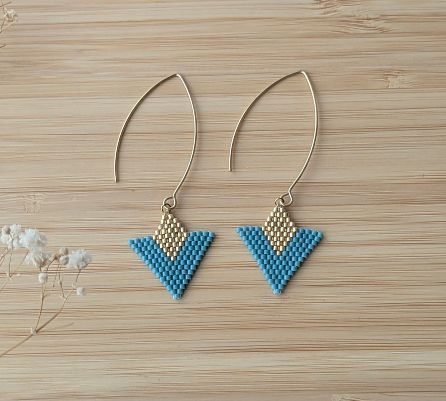 Boucles d'oreilles graphiques en perles Miyuki bleu-vert tissées main - Gros plan du tissage brickstitch artisanal