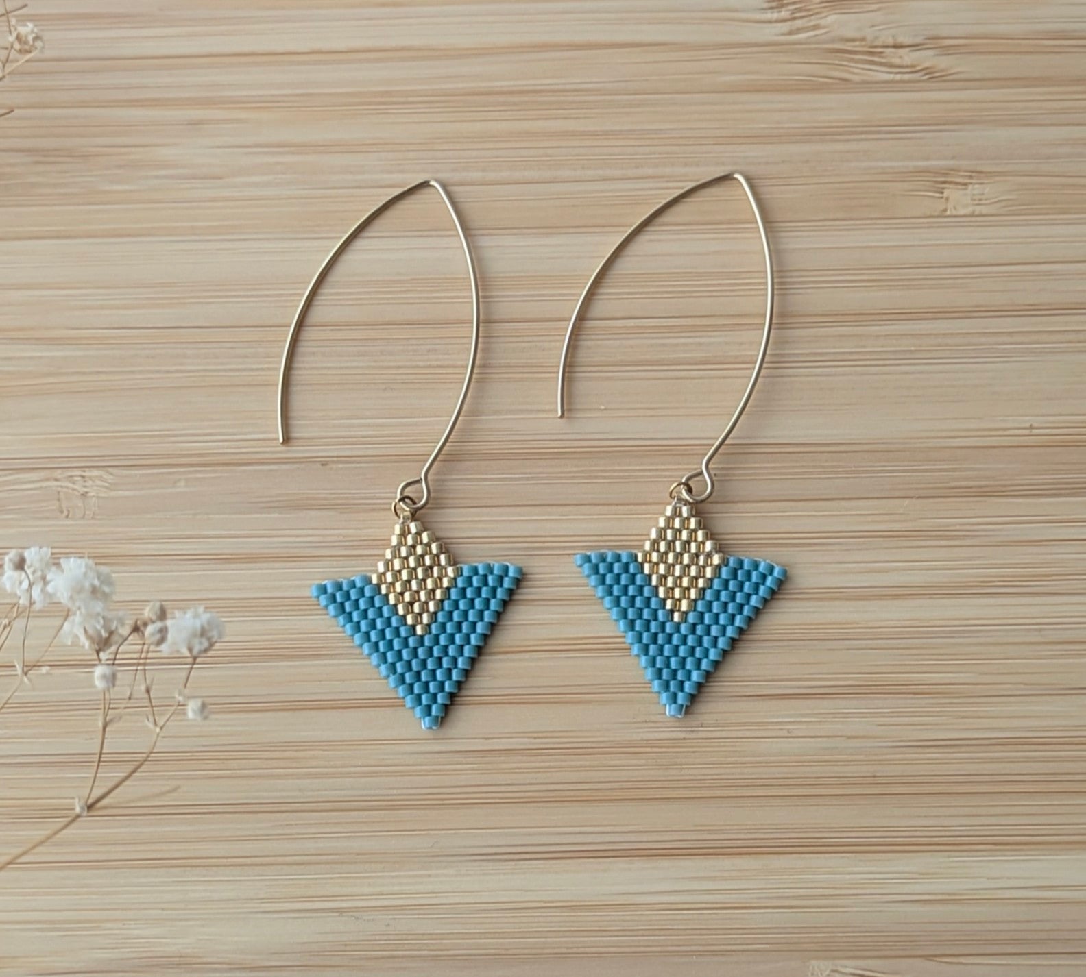 Boucles d'oreilles graphiques en perles Miyuki bleu-vert tissées main - Gros plan du tissage brickstitch artisanal