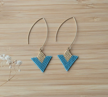 Boucles d'oreilles graphiques en perles Miyuki bleu-vert tissées main - Gros plan du tissage brickstitch artisanal