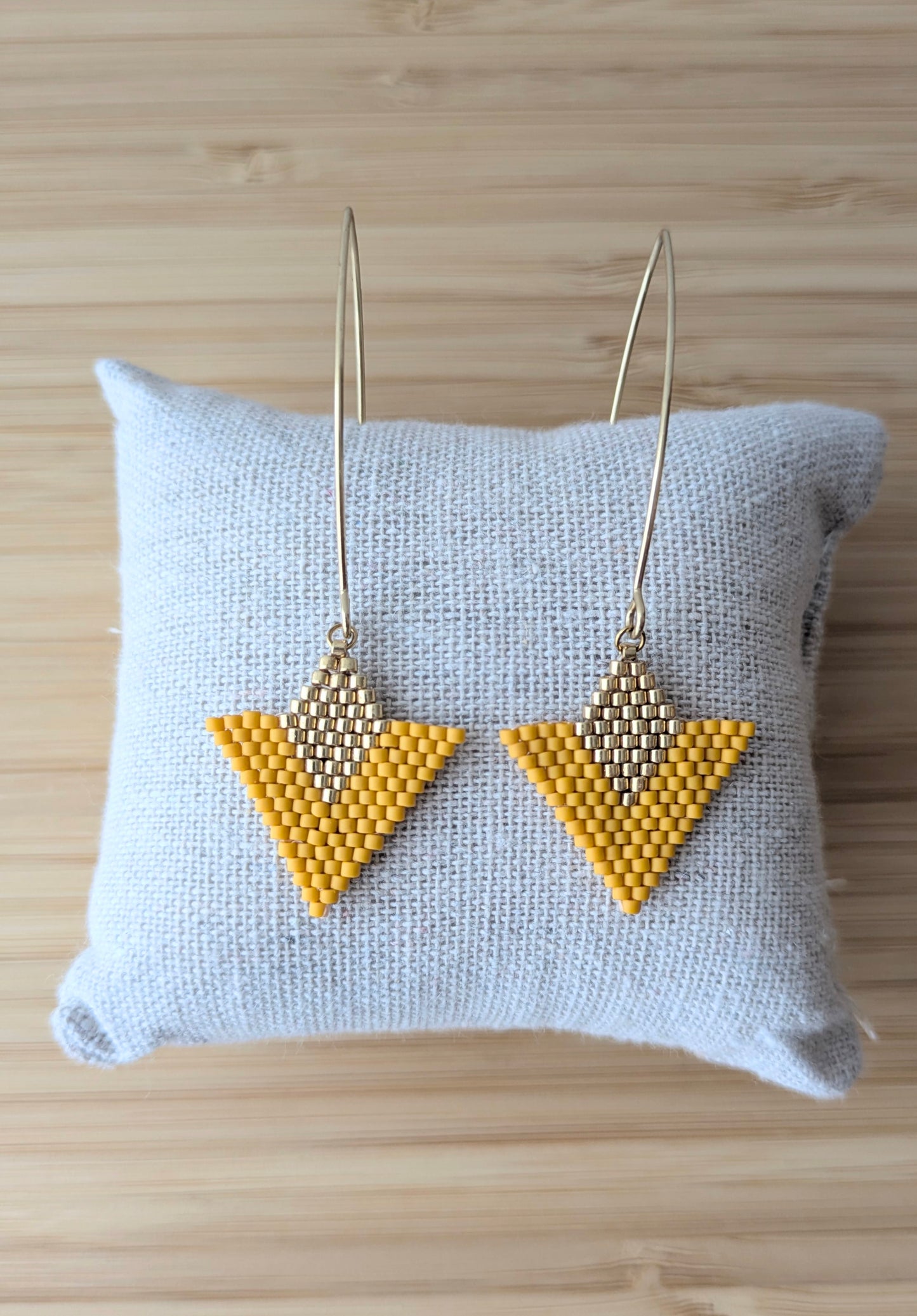 Grandes dormeuses dorées avec tissage graphique en perles Miyuki jaunes - Création artisanale française Pampaya
