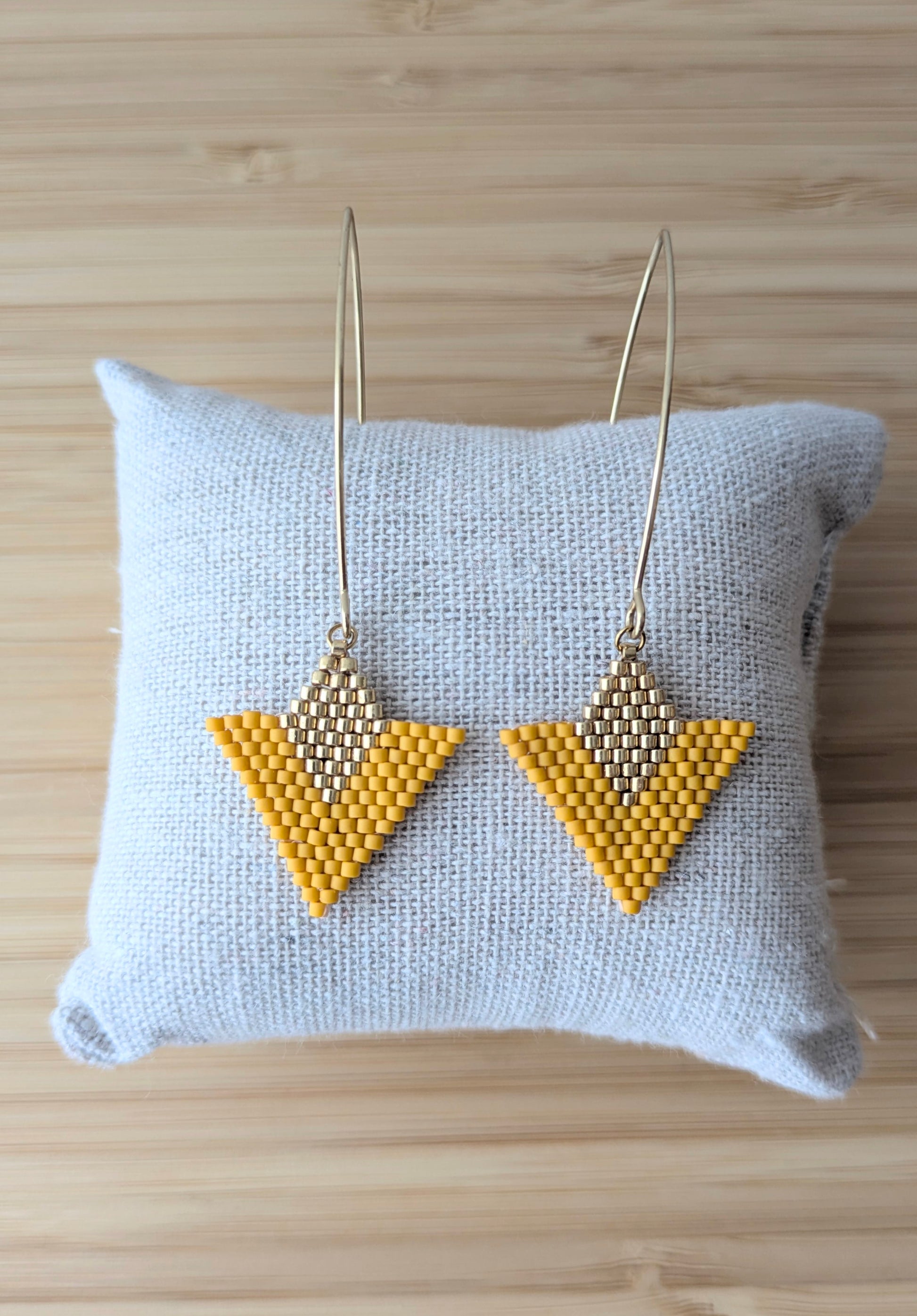 Grandes dormeuses dorées avec tissage graphique en perles Miyuki jaunes - Création artisanale française Pampaya