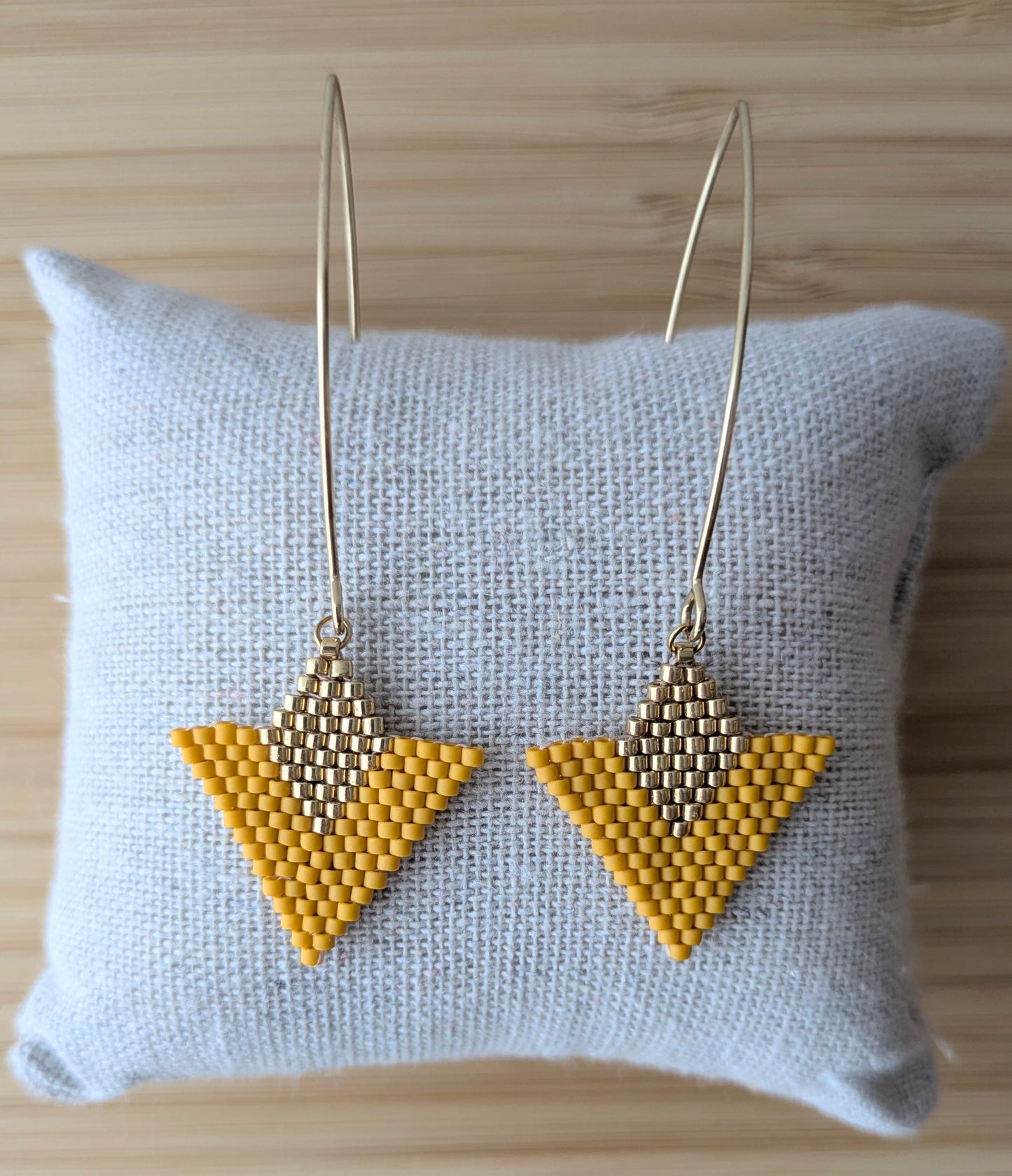Boucles d'oreilles graphiques en perles Miyuki jaunes tissées main - Gros plan du tissage artisanal français