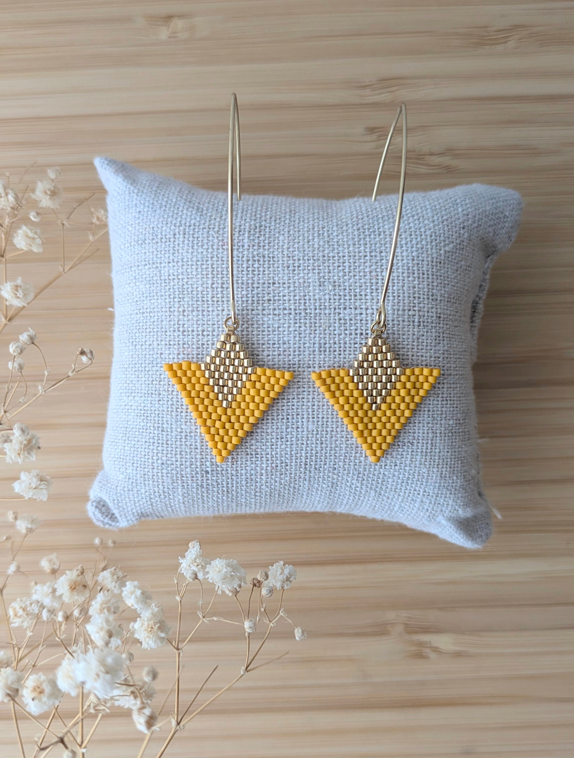 Boucles d'oreilles graphiques Pampaya en perles Miyuki jaunes et dorées, tissage artisanal français fait-main