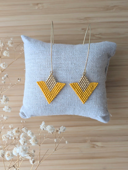 Boucles d'oreilles graphiques Pampaya en perles Miyuki jaunes et dorées, tissage artisanal français fait-main
