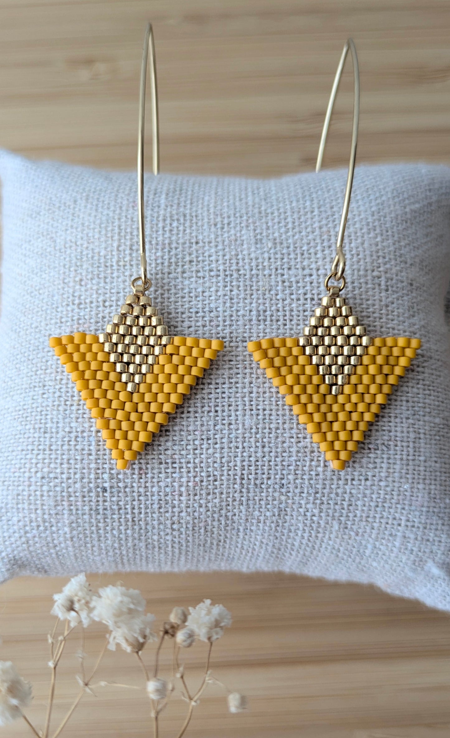 Boucles d'oreilles graphiques en perles Miyuki jaunes et dorées - Création artisanale française Pampaya