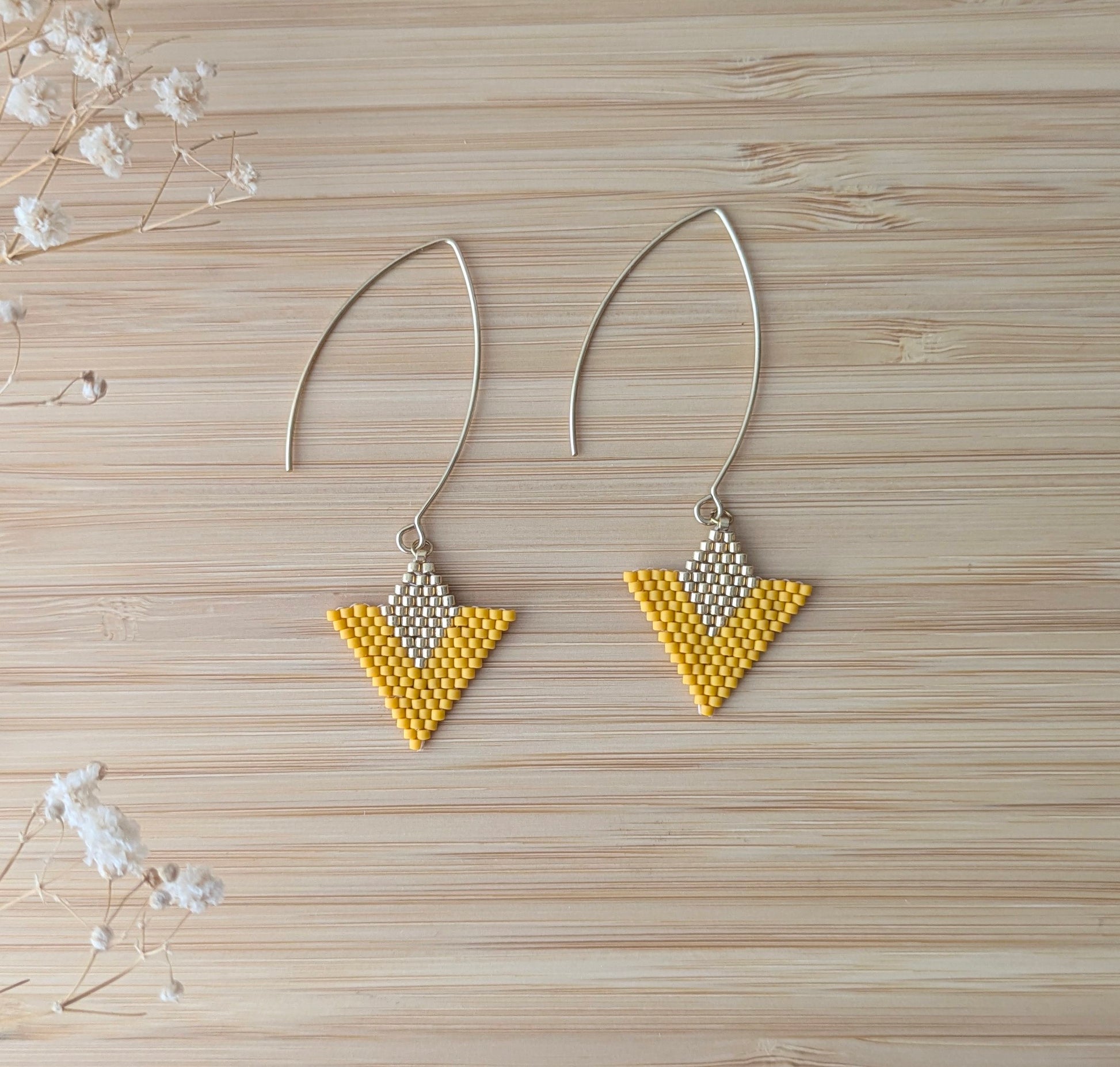 Boucles d'oreilles dorées avec tissage brickstitch en perles Miyuki jaunes - Bijou artisanal français Pampaya