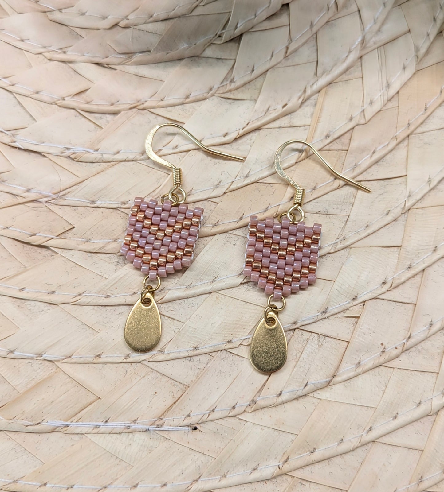 Gros plan sur les boucles d'oreilles artisanales Fanny en perles roses