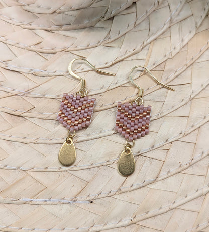 Gros plan sur les boucles d'oreilles artisanales Fanny en perles roses