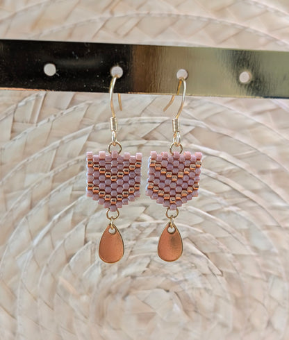 Vue détaillée du tissage de perles miyuki des boucles Fanny