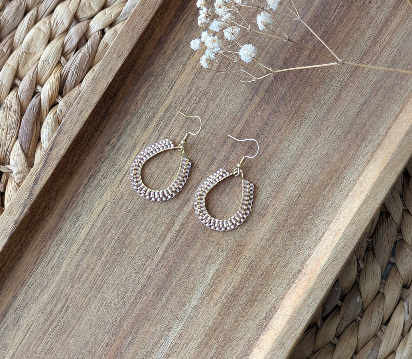 Boucles d'oreilles en perles beiges tissées sur anneau forme goutte - Style boho chic