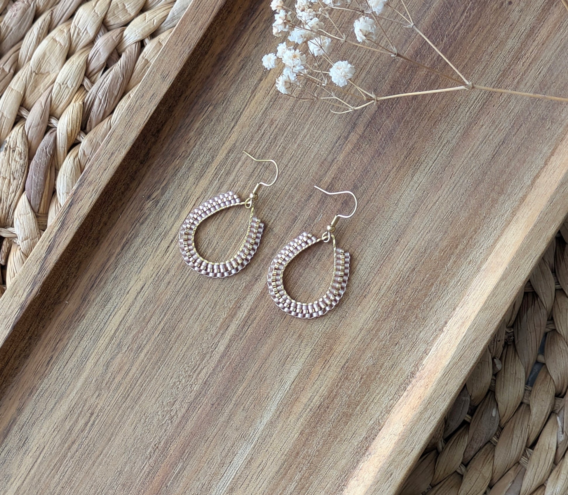 Boucles d'oreilles en perles beiges tissées sur anneau forme goutte - Style boho chic