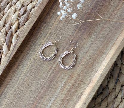 Boucles d'oreilles en perles beiges tissées sur anneau forme goutte - Style boho chic