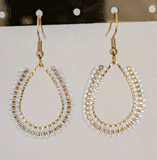 Boucles d'oreilles en perles miyuki blanches et dorées- Vue détaillée du tissage brickstitch.
