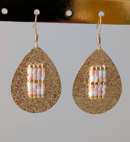 Boucles d'oreilles en tissage de perles blanc et rose sur goutte en métal doré - Vue de face