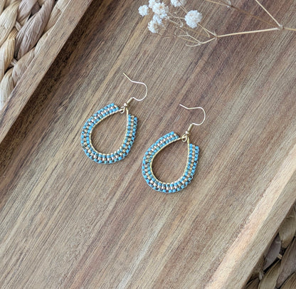 Boucles d'oreilles créoles pendantes en perles tissées bleues style bohème