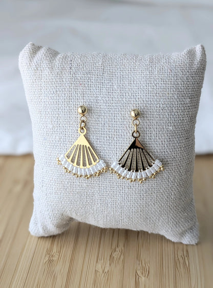 Boucles Lola en perles blanches et acier inoxydable sur coussin