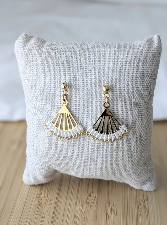 Boucles Lola en perles blanches et acier inoxydable sur coussin
