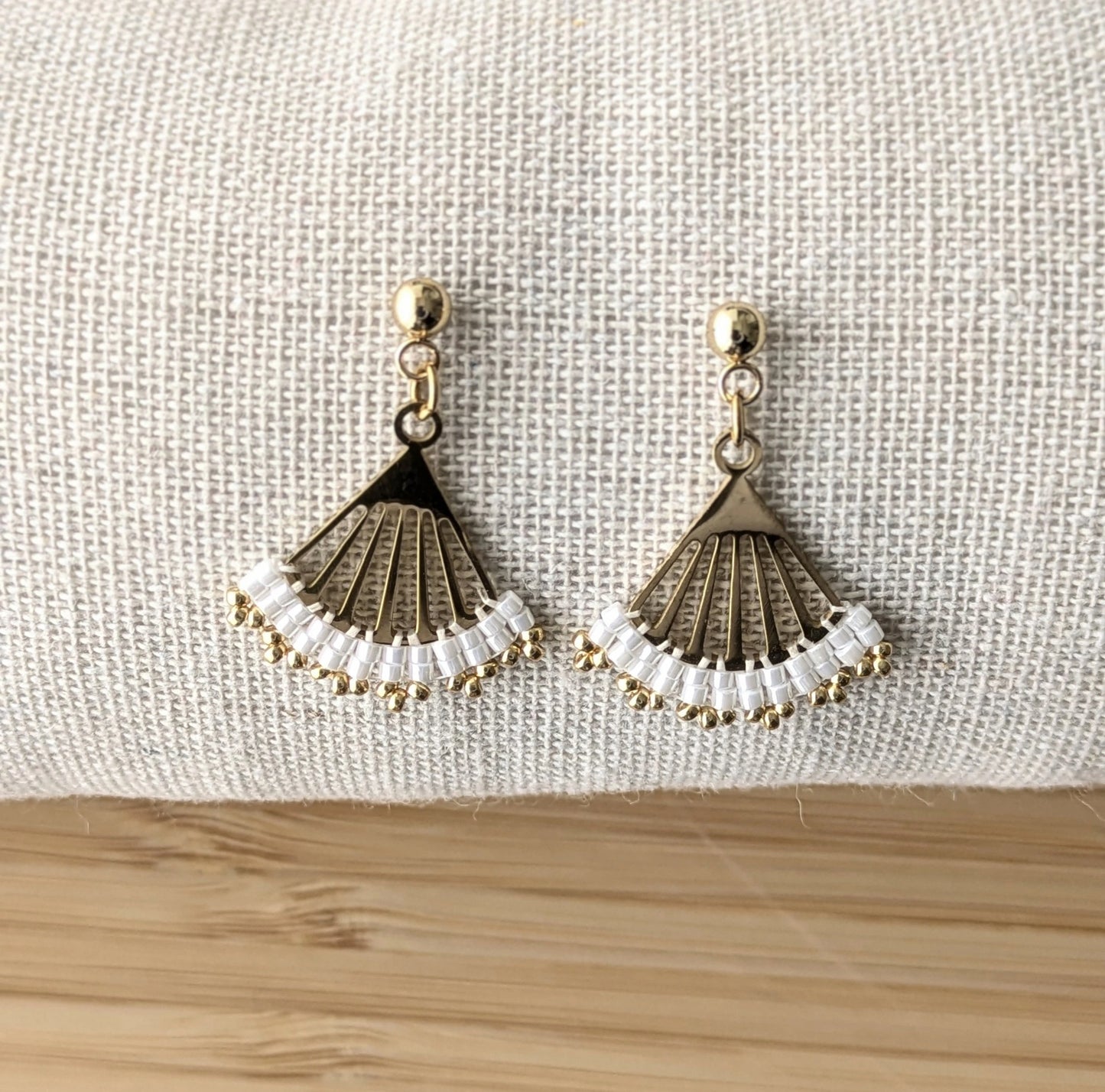 Vue détaillée du tissage des boucles Lola en perles nacrées blanches
